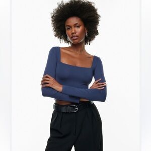 Babaton
Contour Squareneck Longsleeve